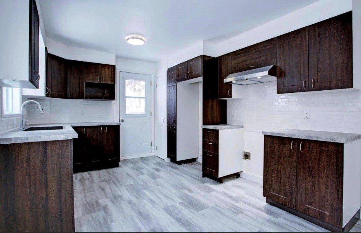 









1349

 - 1351


100e Avenue

,
Laval (Chomedey),




QC
H7W4A4

