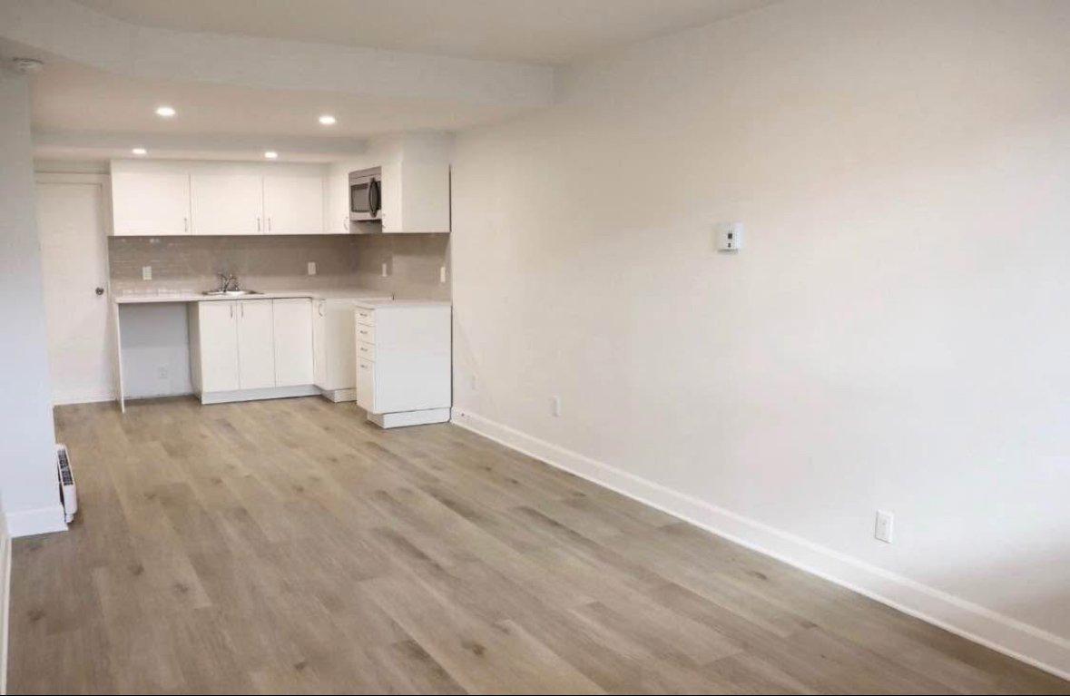 









1349

 - 1351


100e Avenue

,
Laval (Chomedey),




QC
H7W4A4

