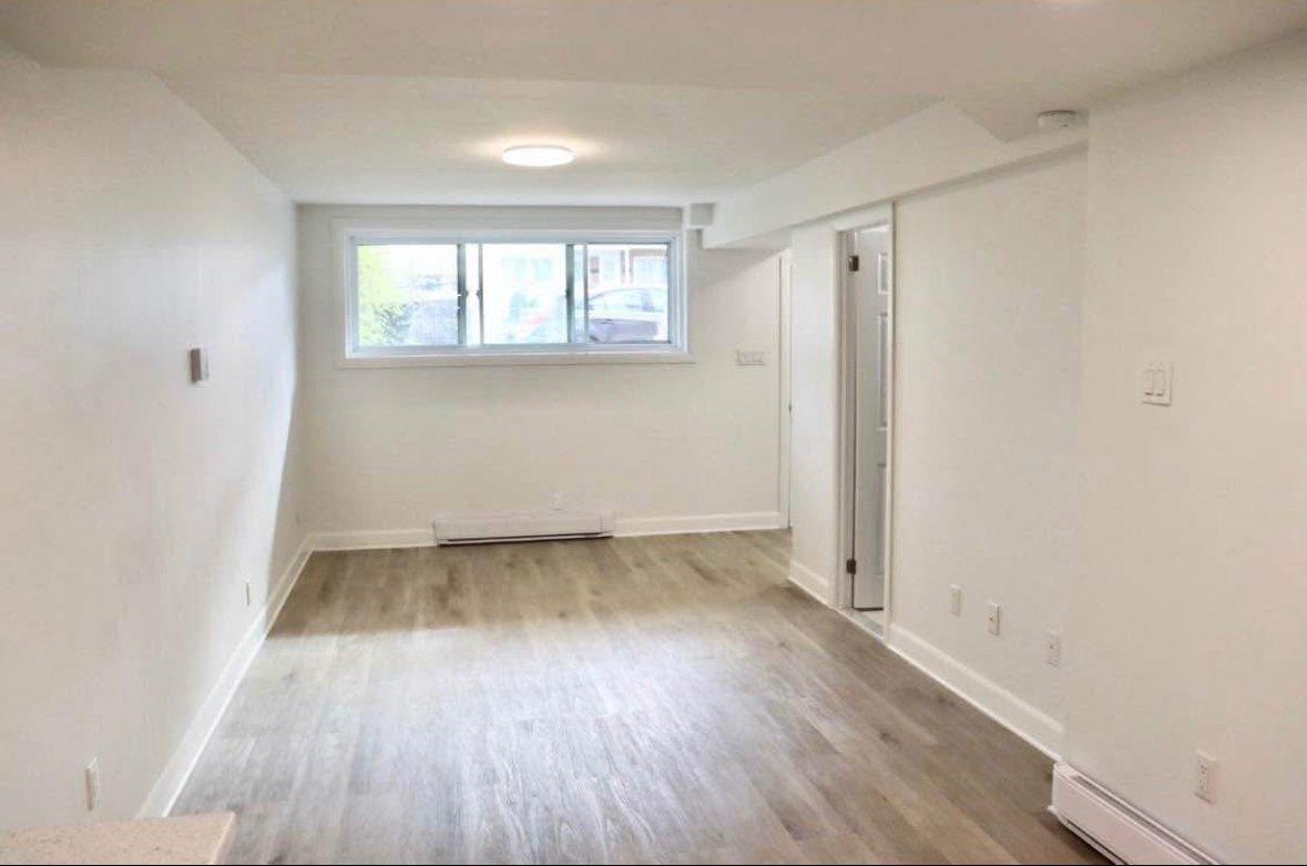 









1349

 - 1351


100e Avenue

,
Laval (Chomedey),




QC
H7W4A4

