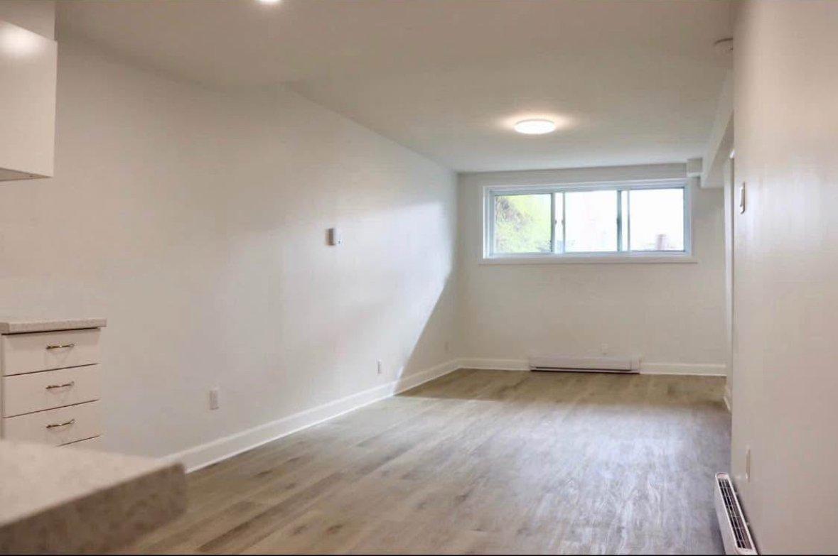 









1349

 - 1351


100e Avenue

,
Laval (Chomedey),




QC
H7W4A4

