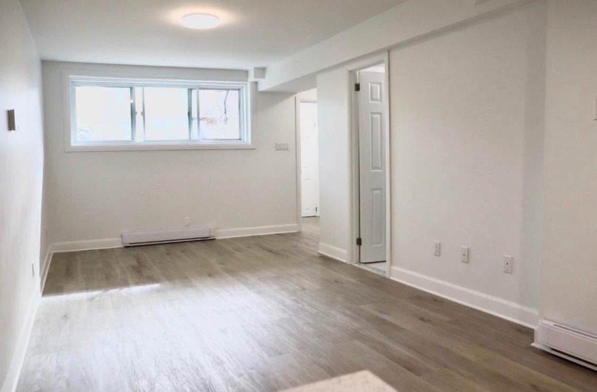 









1349

 - 1351


100e Avenue

,
Laval (Chomedey),




QC
H7W4A4

