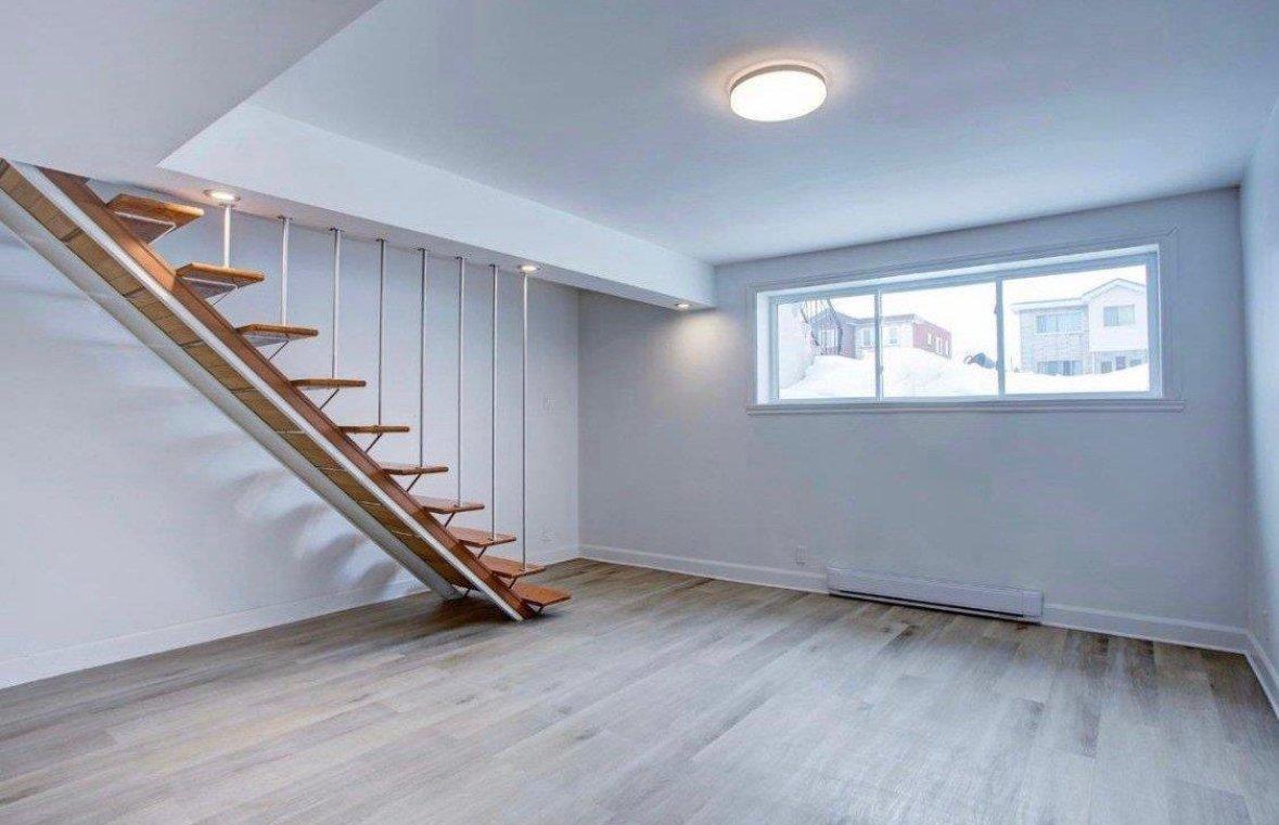 









1349

 - 1351


100e Avenue

,
Laval (Chomedey),




QC
H7W4A4

