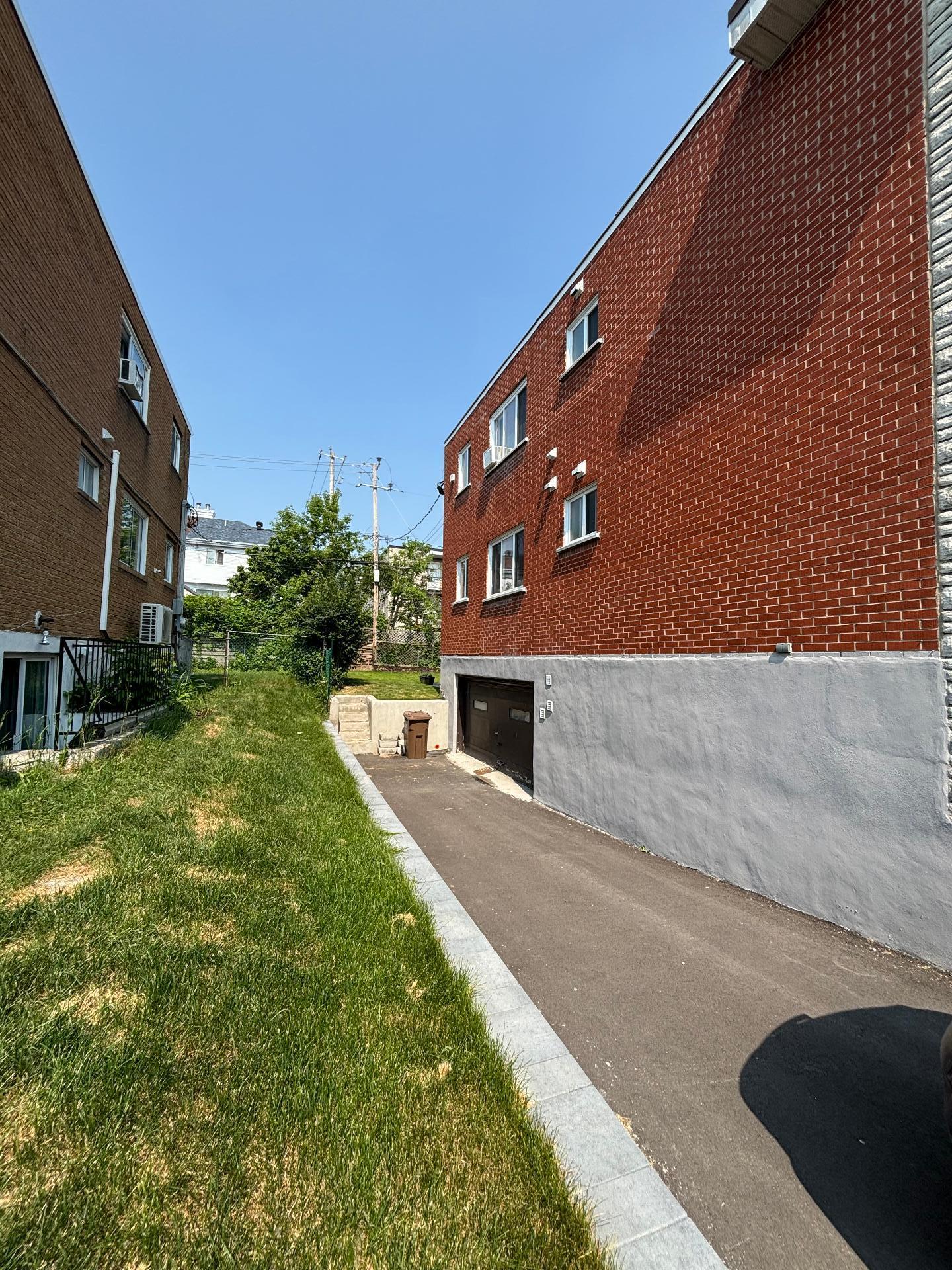 









1349

 - 1351


100e Avenue

,
Laval (Chomedey),




QC
H7W4A4

