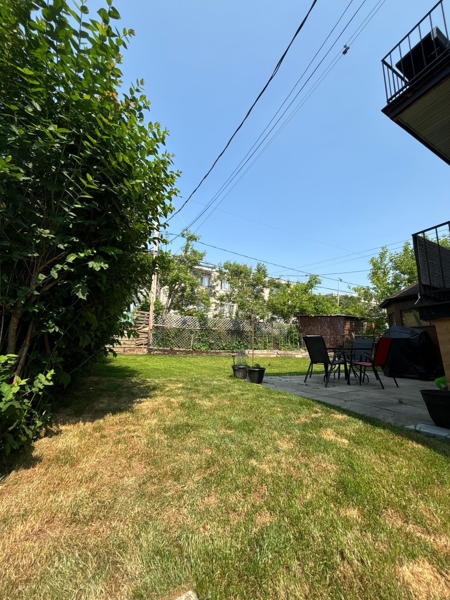 









1349

 - 1351


100e Avenue

,
Laval (Chomedey),




QC
H7W4A4


