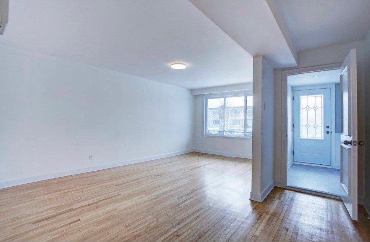 









1349

 - 1351


100e Avenue

,
Laval (Chomedey),




QC
H7W4A4

