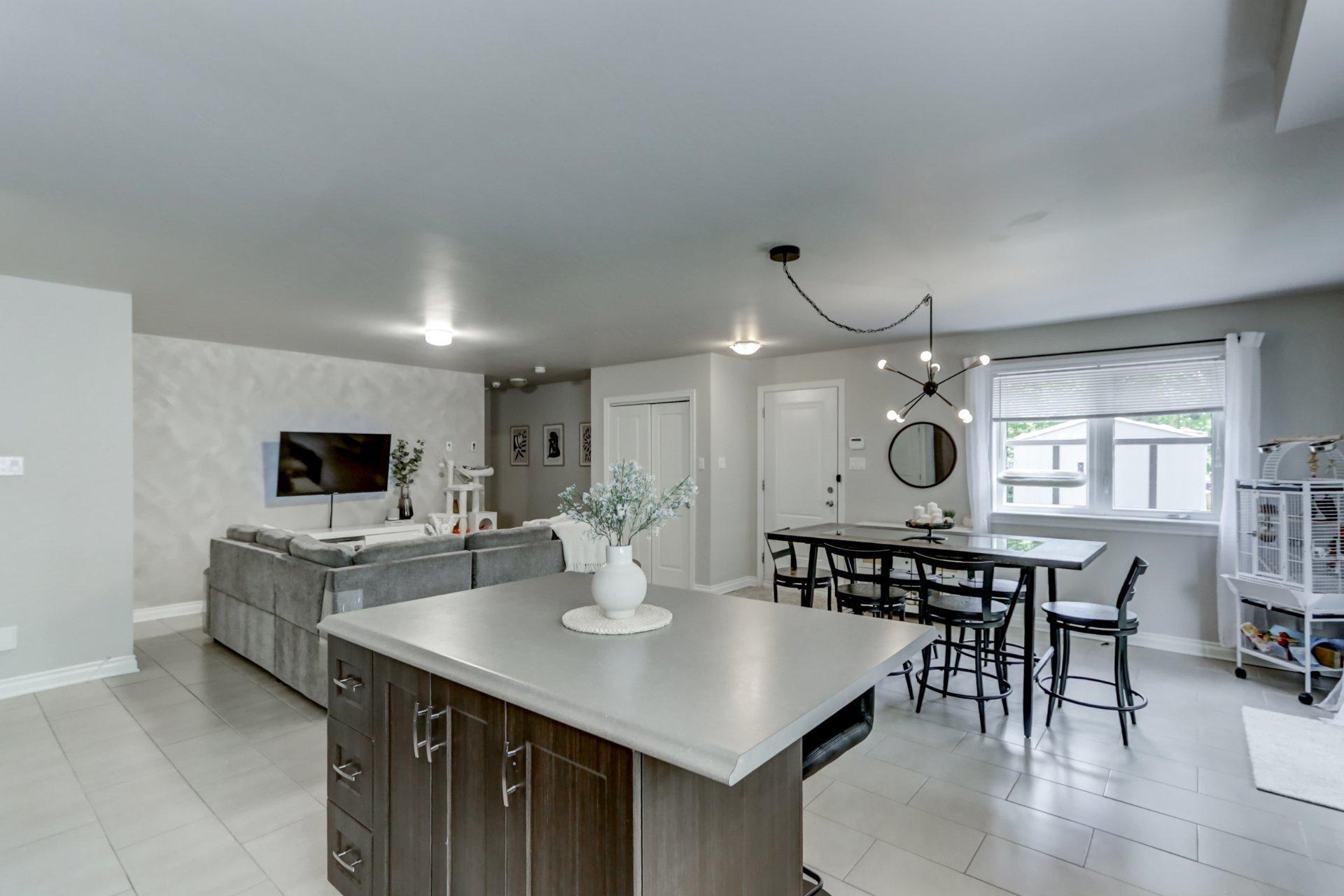 









136Z

 - 136AZ


Rue des Marguerites

,
Saint-Colomban,




QC
J5K1Z4

