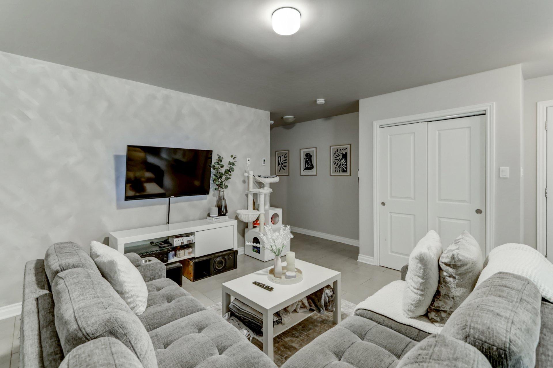 









136Z

 - 136AZ


Rue des Marguerites

,
Saint-Colomban,




QC
J5K1Z4

