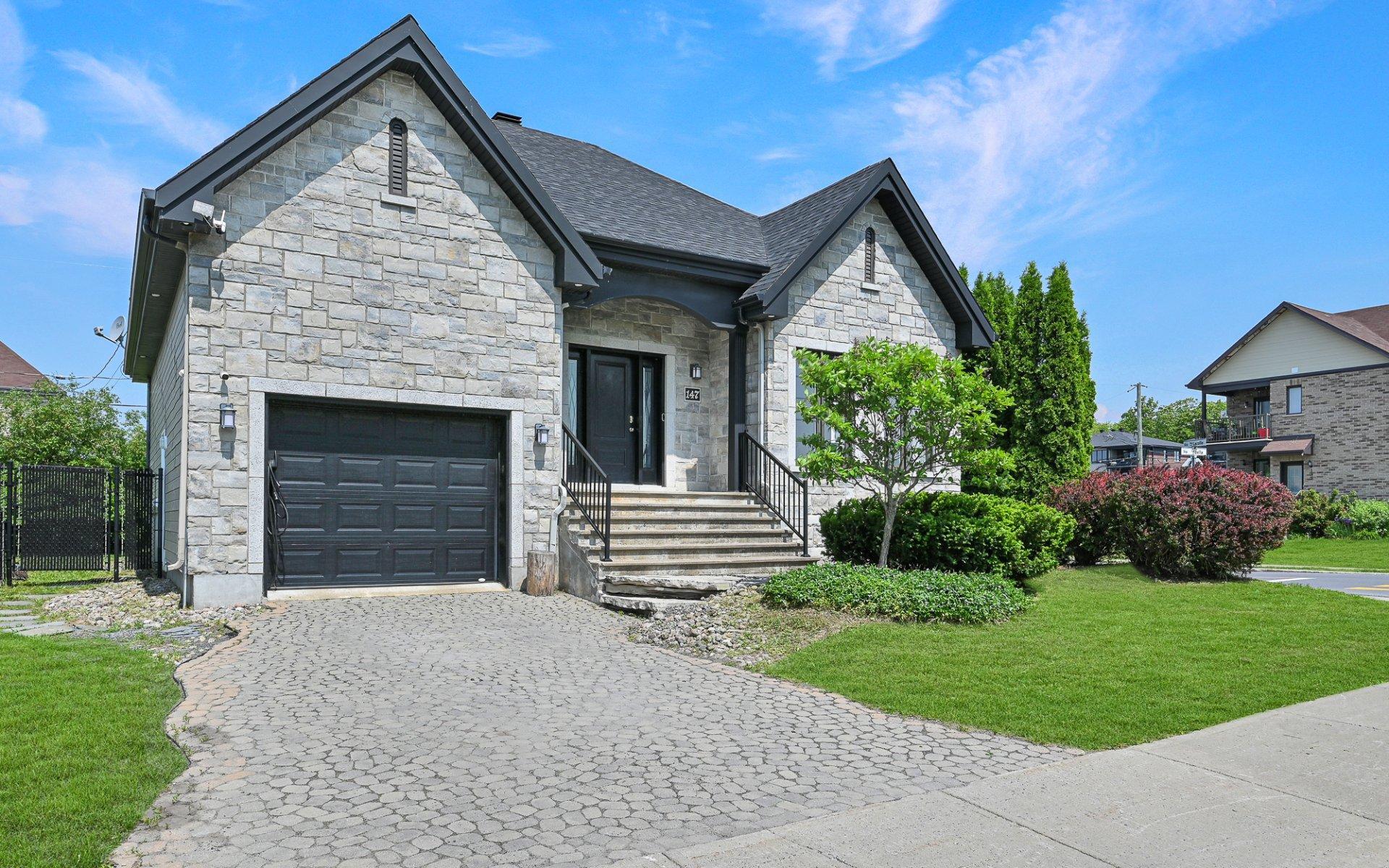









147


Rue Bella

,
Saint-Jean-sur-Richelieu,




QC
J2X4Y6

