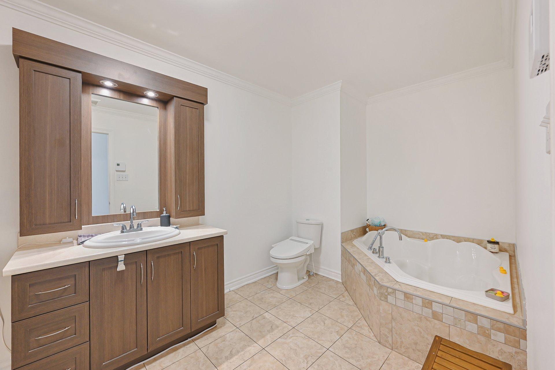 









147


Rue Bella

,
Saint-Jean-sur-Richelieu,




QC
J2X4Y6

