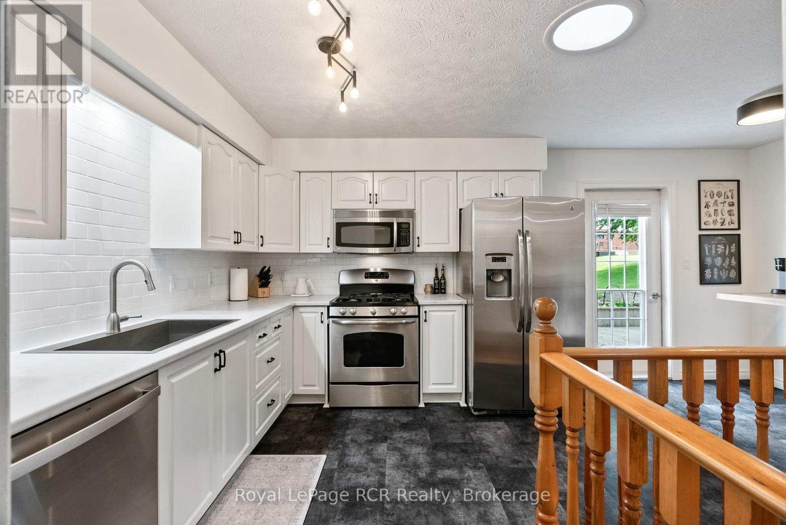 












107 THOMAS STREET

,
Brockton,




Ontario
N0G2V0

