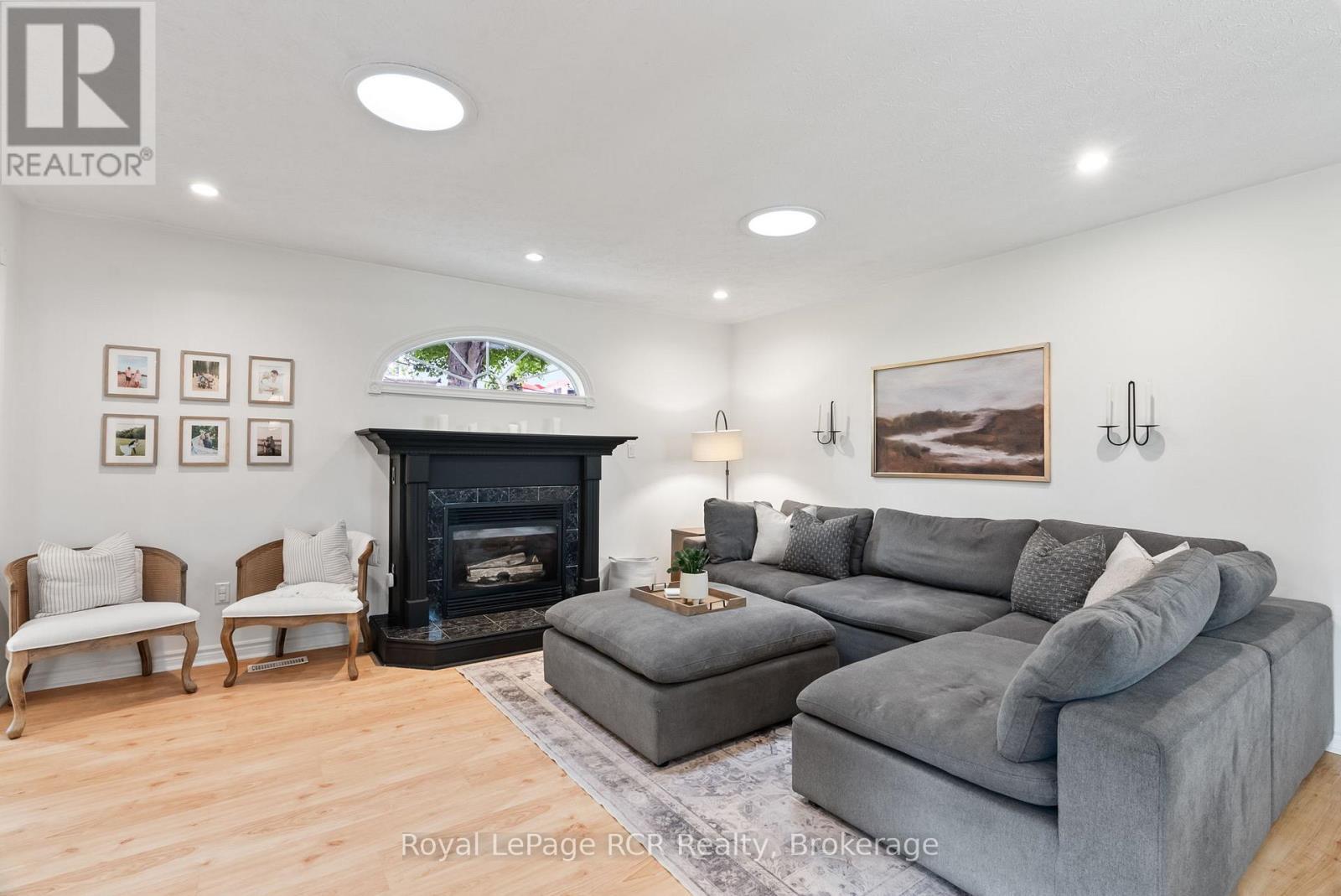 












107 THOMAS STREET

,
Brockton,




Ontario
N0G2V0

