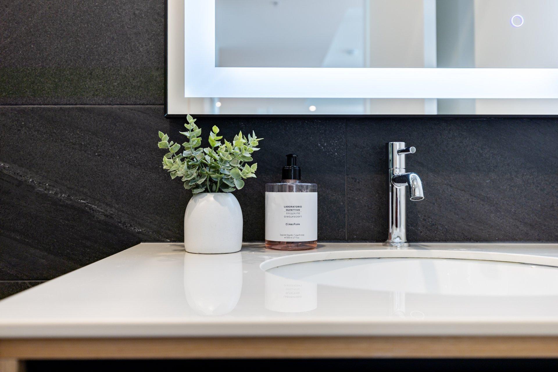 









1020


Rue de la Montagne

, 3703,
Montréal (Ville-Marie),




QC
H3G1V7

