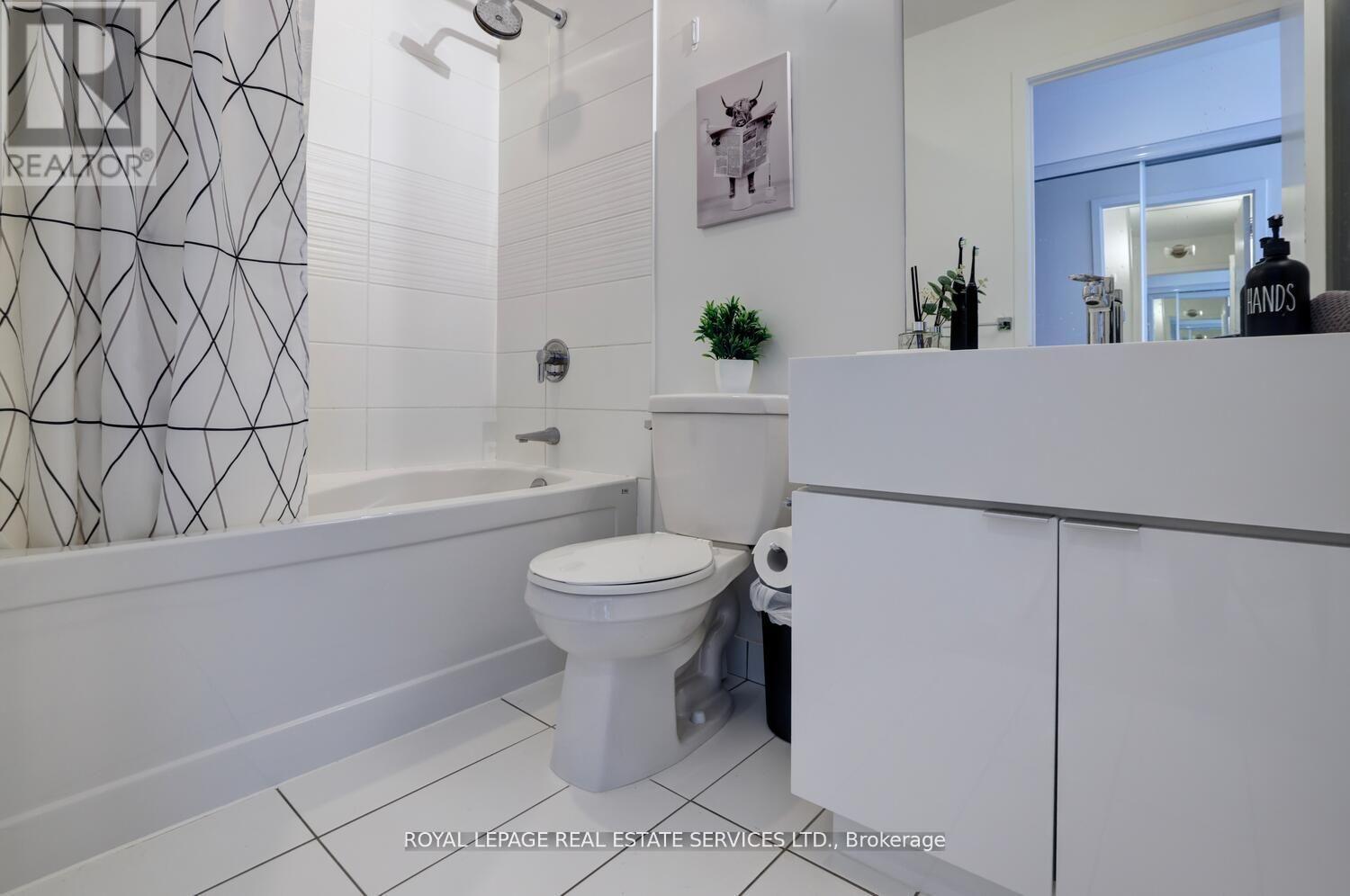 












3902 - 21 ICEBOAT TERRACE

,
Toronto,




Ontario
M5V4A9

