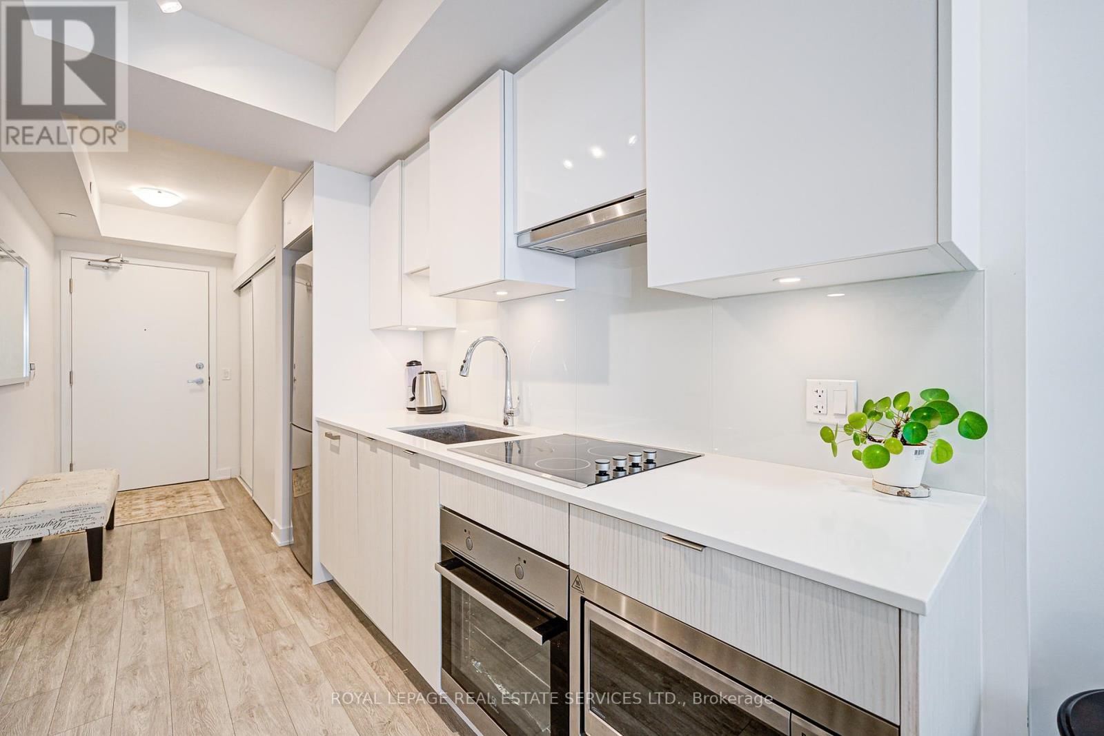 












3202 - 195 REDPATH AVENUE

,
Toronto,




Ontario
M4P0E4

