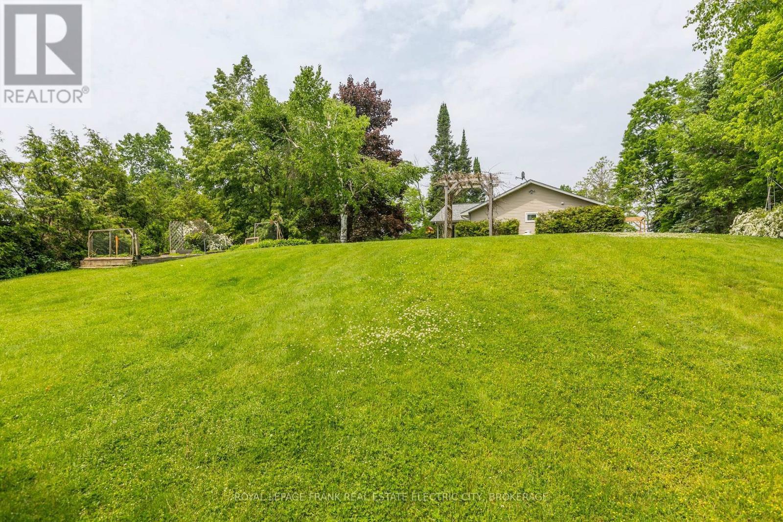 












2811 ANTELOPE TRAIL

,
Smith-Ennismore-Lakefield,




Ontario
K0L2H0

