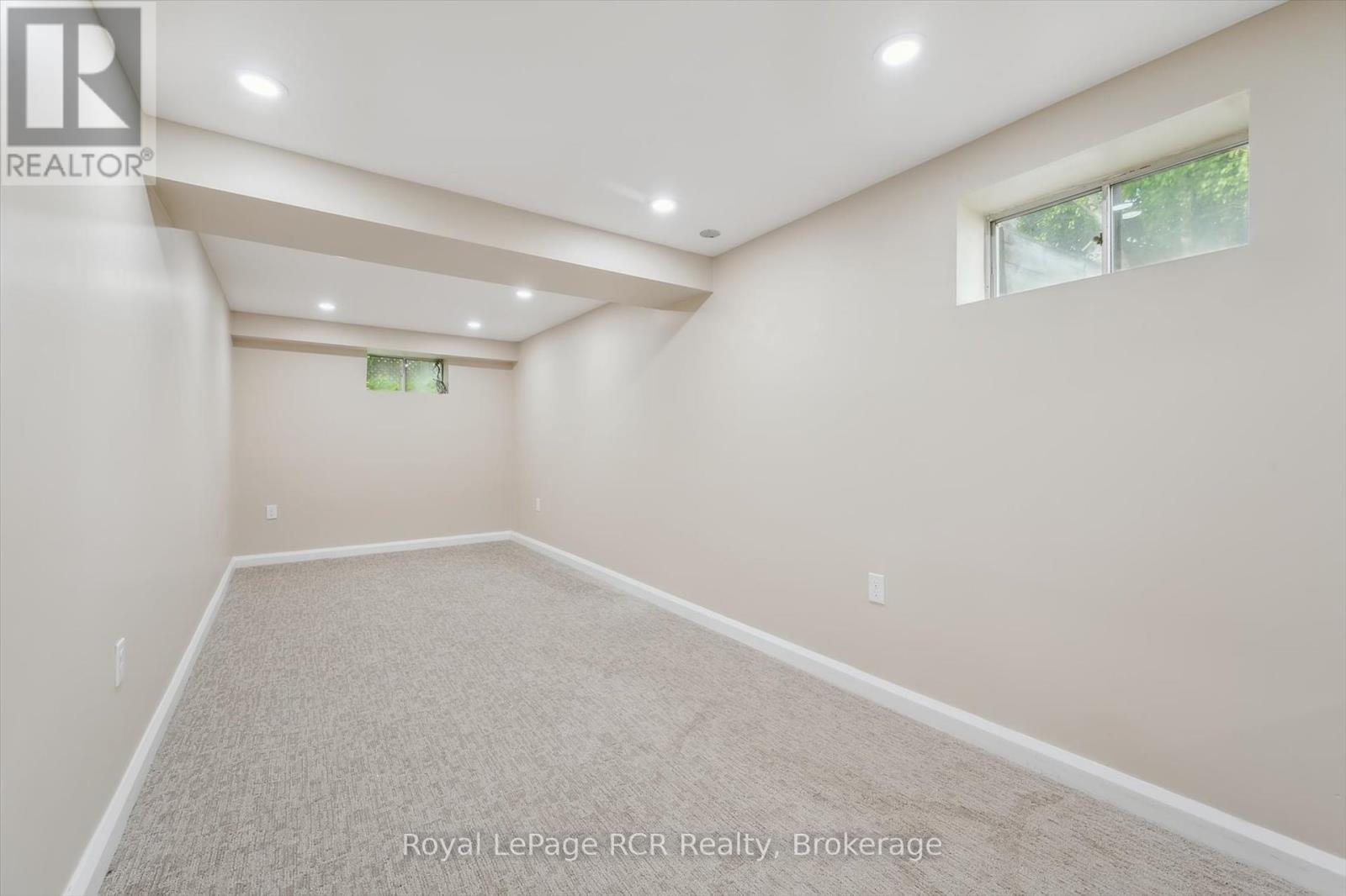 












26 ELGINFIELD DRIVE

,
Guelph (Grange Road),




Ontario
N1E4E6

