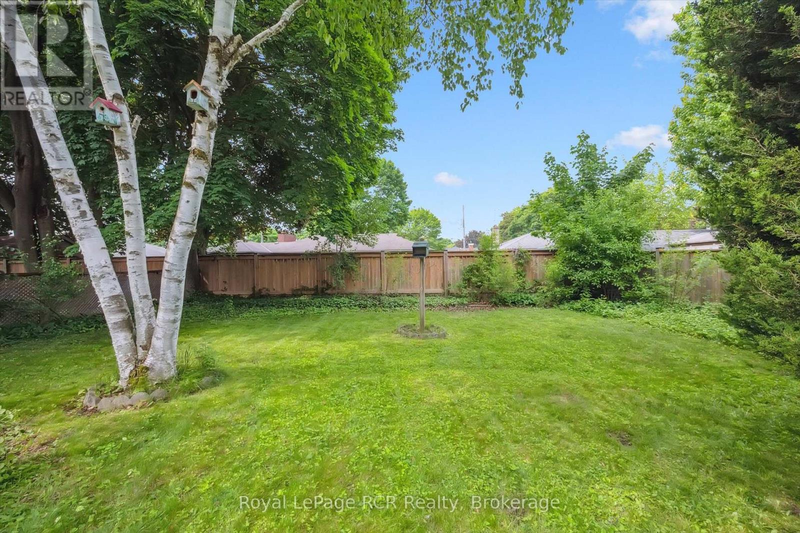 












26 ELGINFIELD DRIVE

,
Guelph (Grange Road),




Ontario
N1E4E6

