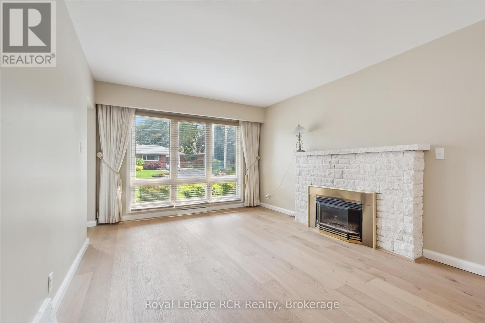 












26 ELGINFIELD DRIVE

,
Guelph (Grange Road),




Ontario
N1E4E6

