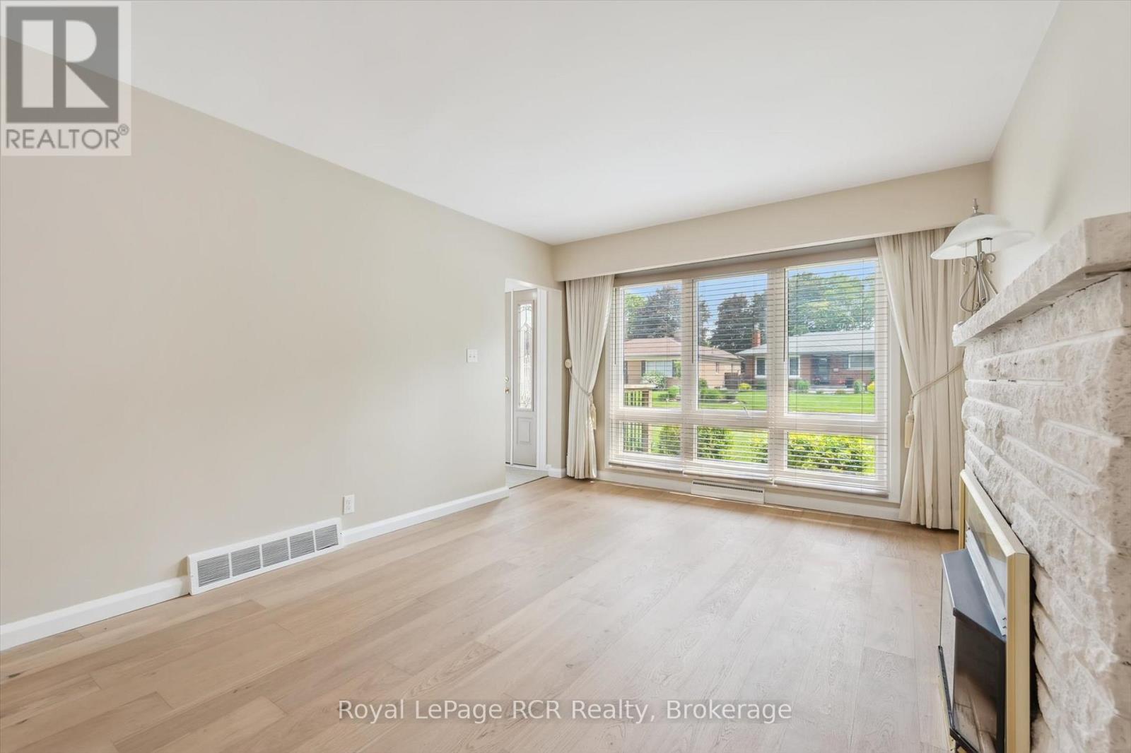 












26 ELGINFIELD DRIVE

,
Guelph (Grange Road),




Ontario
N1E4E6

