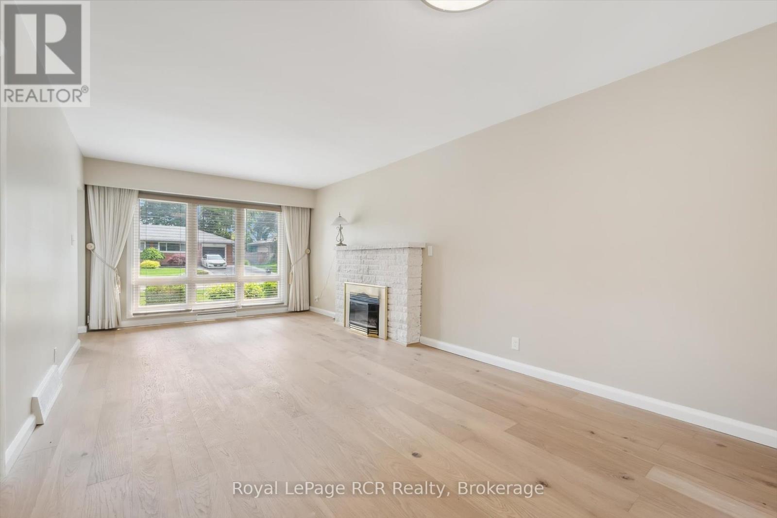












26 ELGINFIELD DRIVE

,
Guelph (Grange Road),




Ontario
N1E4E6

