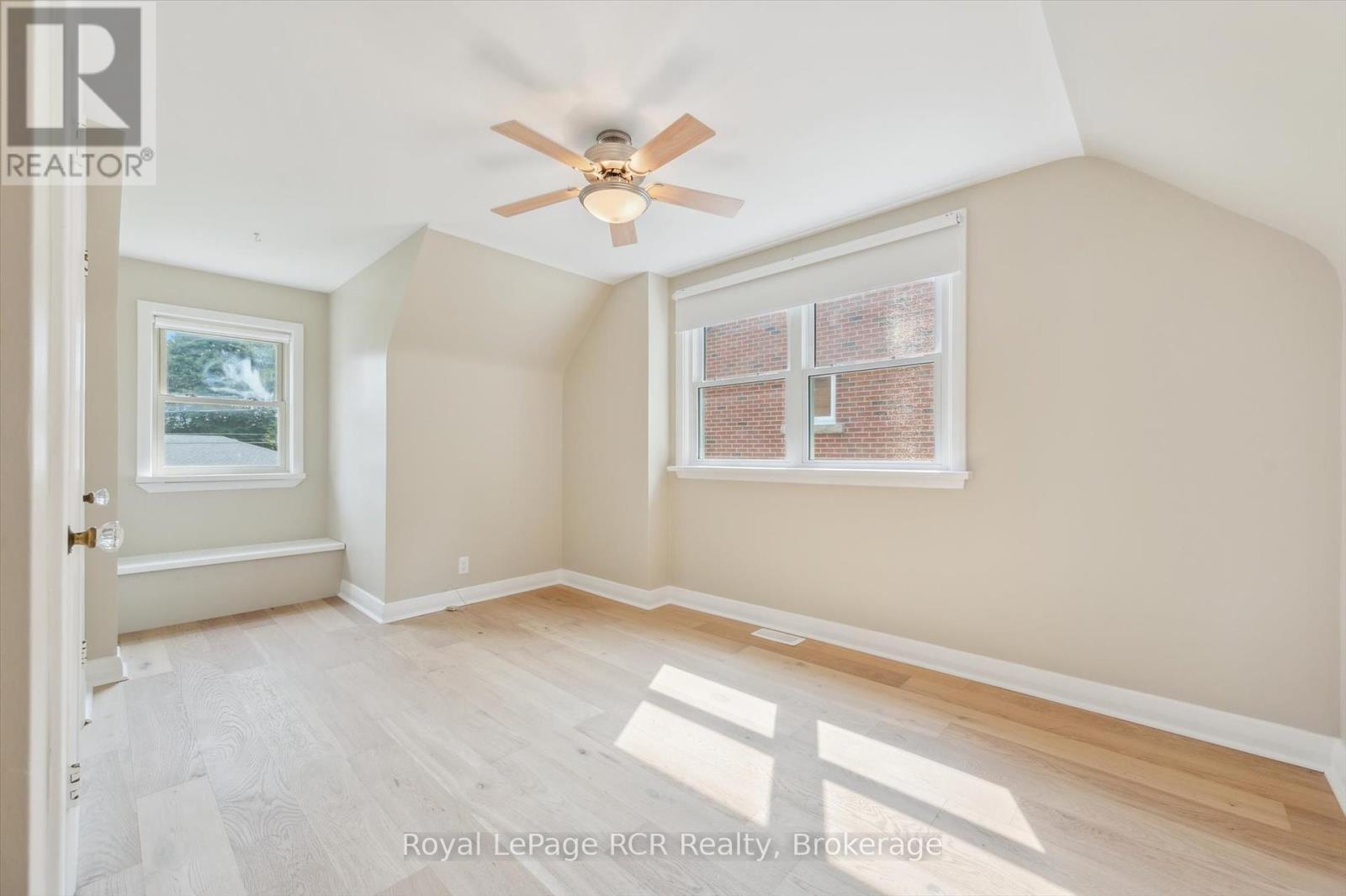 












26 ELGINFIELD DRIVE

,
Guelph (Grange Road),




Ontario
N1E4E6

