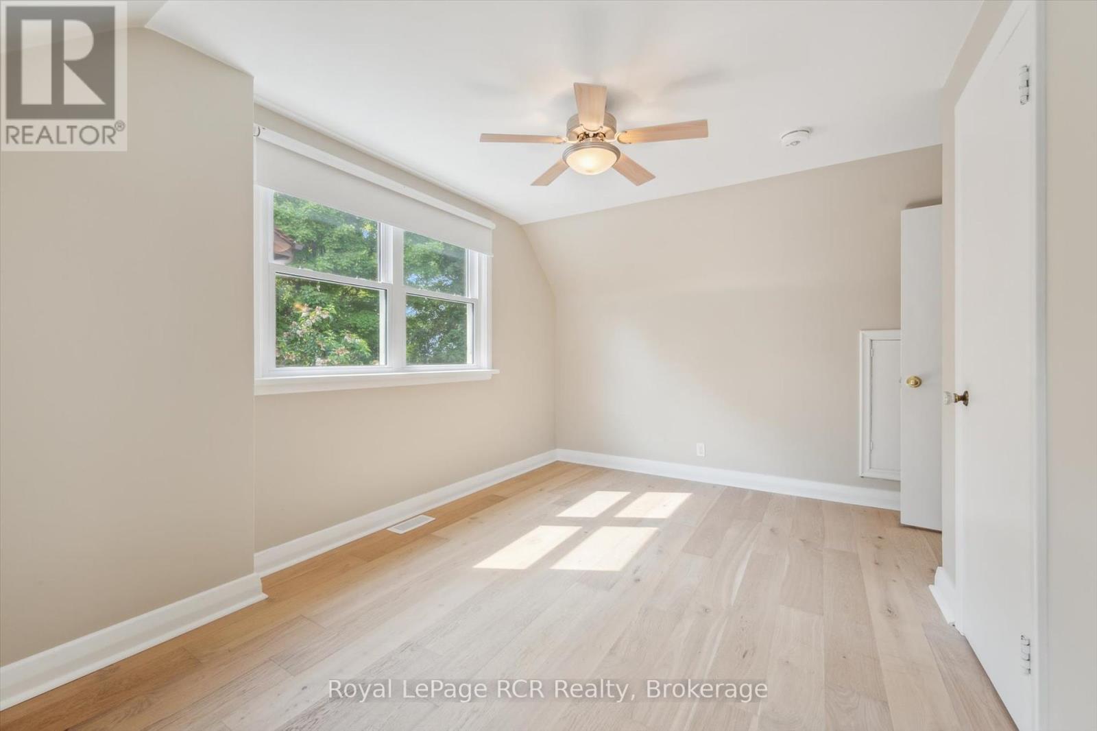 












26 ELGINFIELD DRIVE

,
Guelph (Grange Road),




Ontario
N1E4E6


