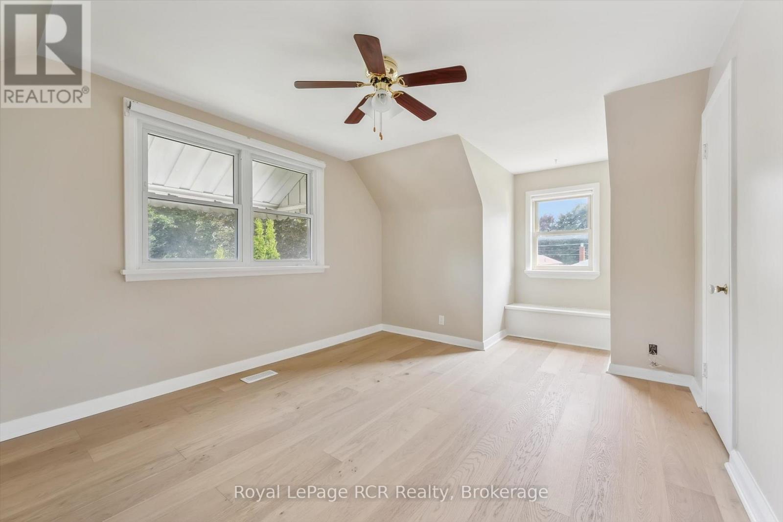 












26 ELGINFIELD DRIVE

,
Guelph (Grange Road),




Ontario
N1E4E6

