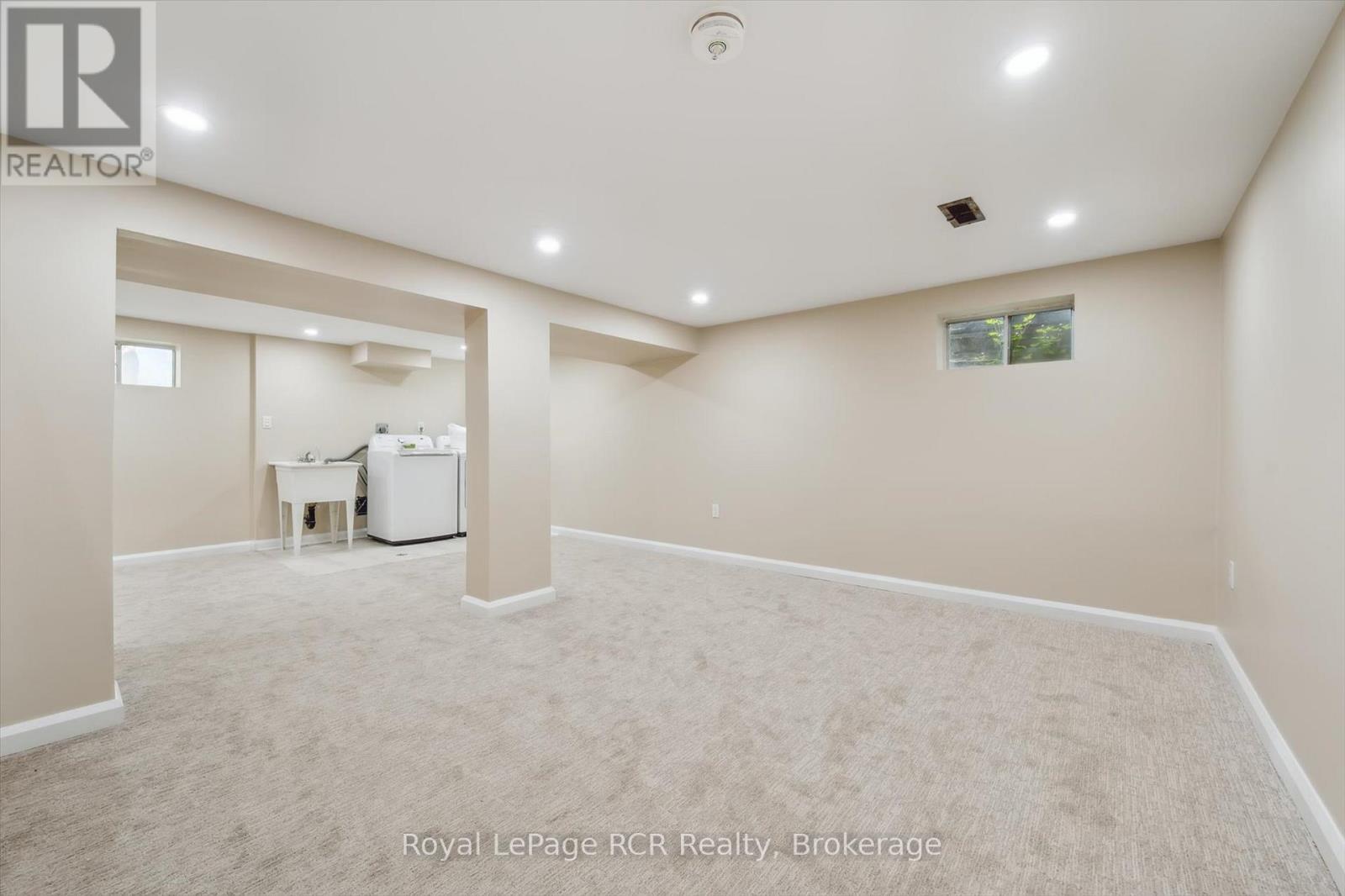












26 ELGINFIELD DRIVE

,
Guelph (Grange Road),




Ontario
N1E4E6

