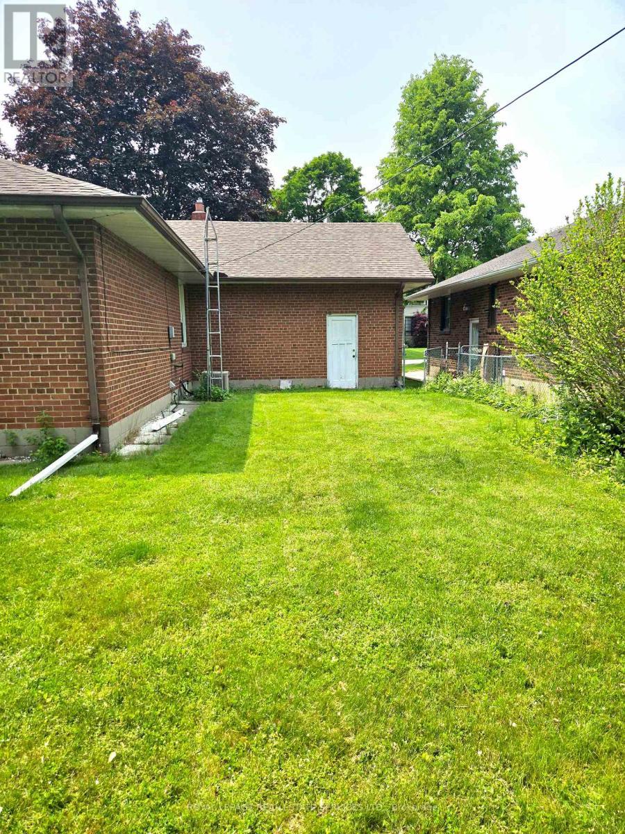












23 SEVENOAKS AVENUE

,
Toronto,




Ontario
M8Z3P6

