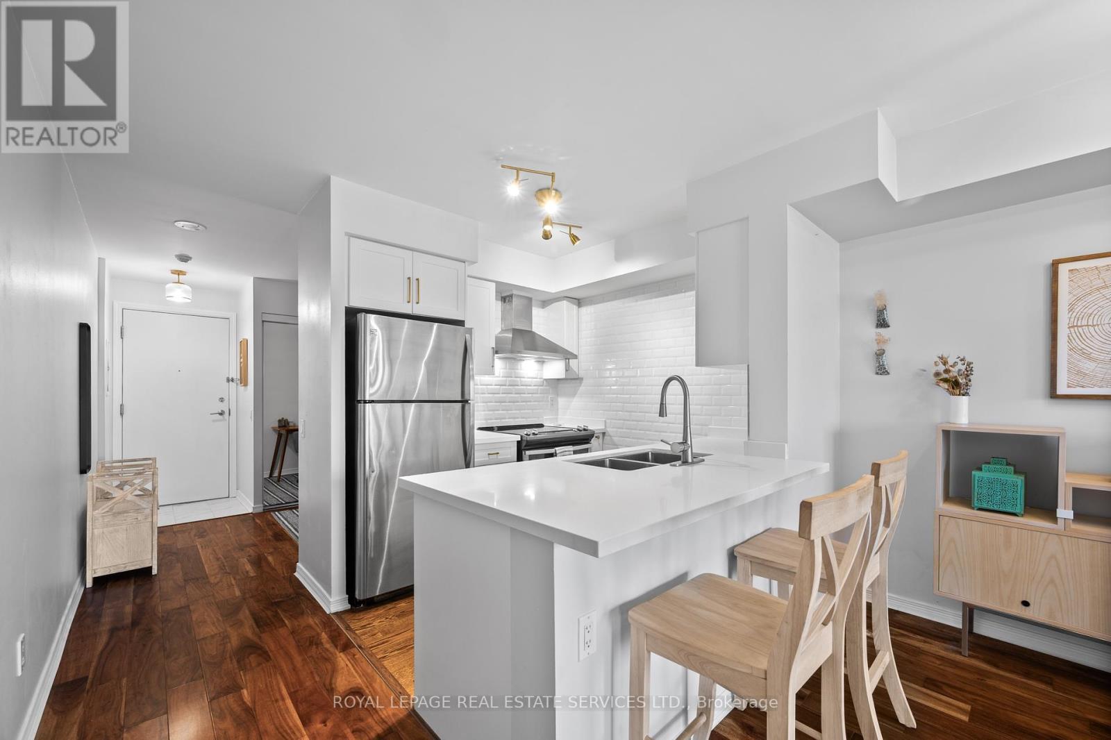 












812 - 61 HEINTZMAN STREET

,
Toronto,




Ontario
M6P5A2

