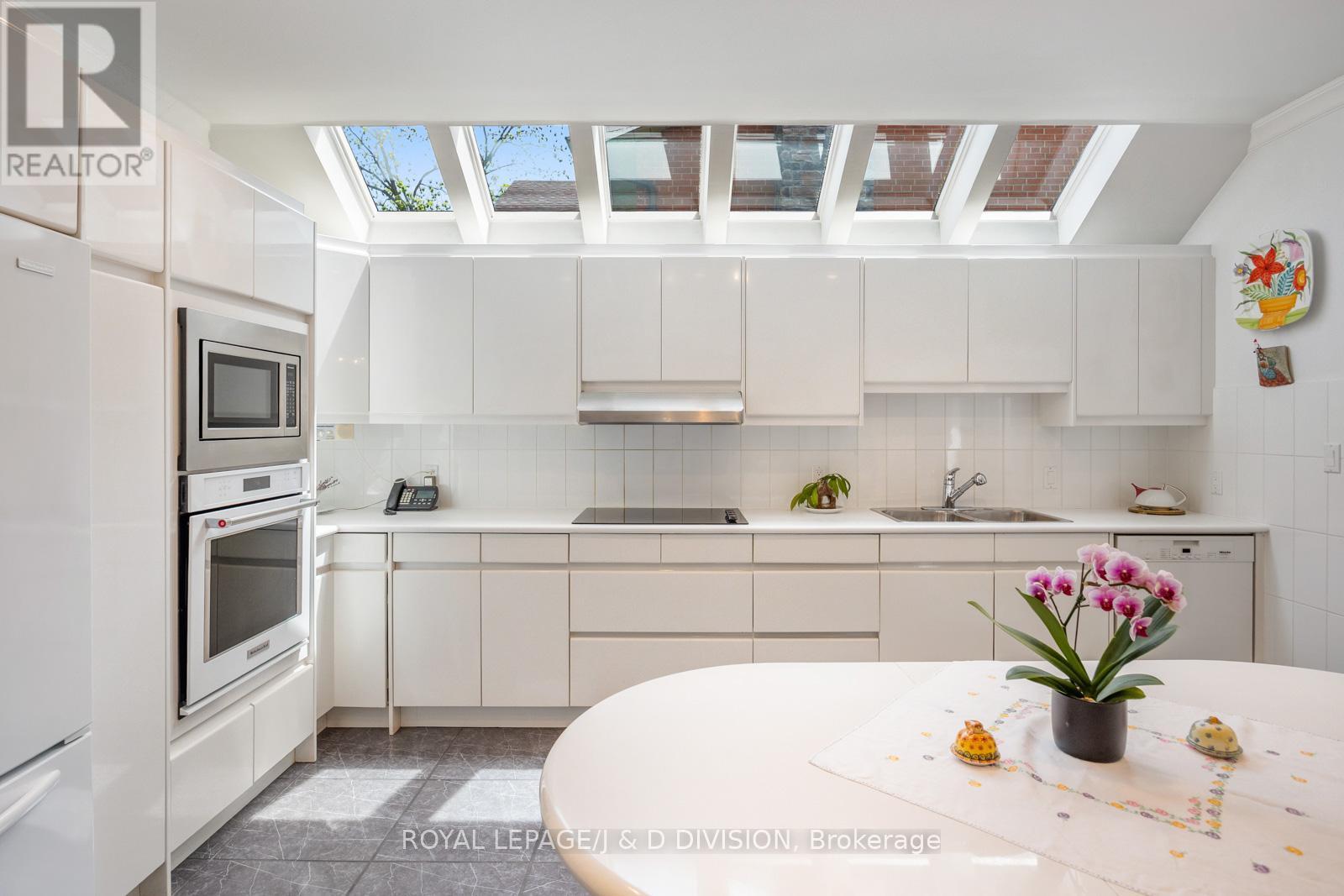 












31 GEORGE HENRY BOULEVARD

,
Toronto,




Ontario
M2J1E3

