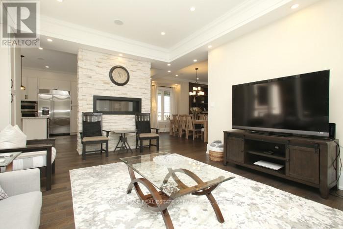












375 ARDEN CRESCENT

,
Burlington,




Ontario
L7L2A7


