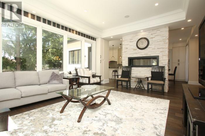 












375 ARDEN CRESCENT

,
Burlington,




Ontario
L7L2A7

