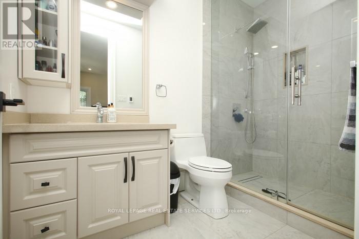 












375 ARDEN CRESCENT

,
Burlington,




Ontario
L7L2A7

