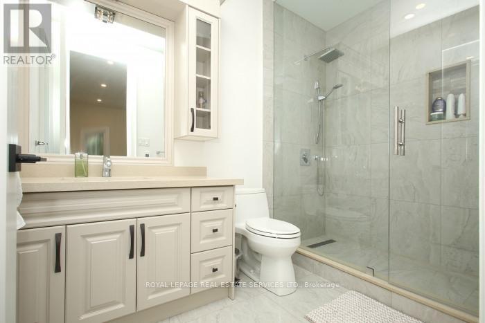 












375 ARDEN CRESCENT

,
Burlington,




Ontario
L7L2A7

