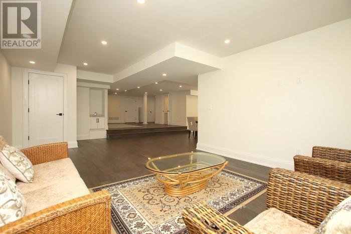 












375 ARDEN CRESCENT

,
Burlington,




Ontario
L7L2A7

