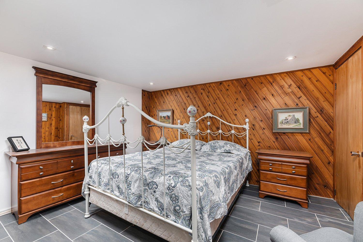 









980


Rue Poirier

,
Montréal (Saint-Laurent),




QC
H4L1G3

