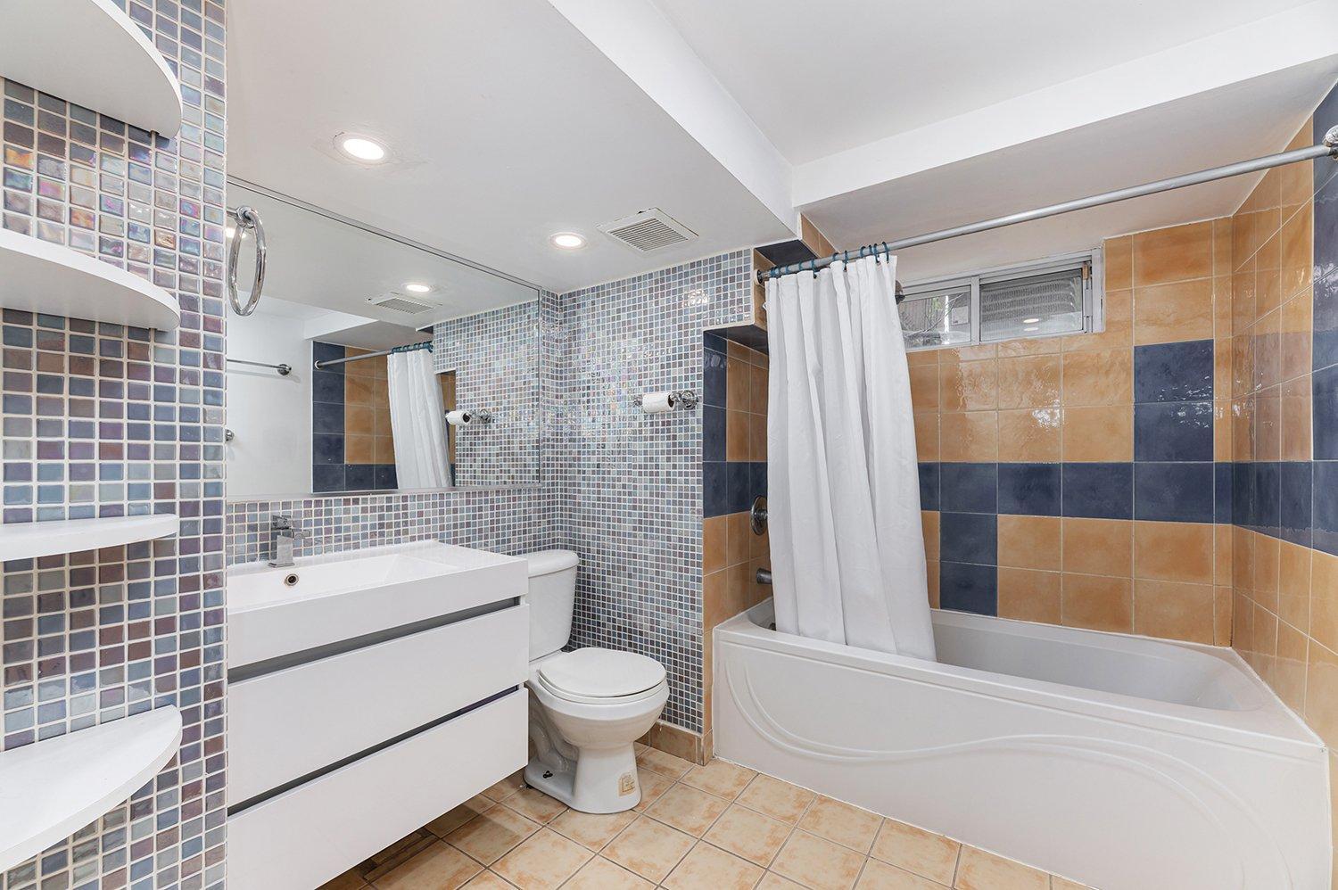 









980


Rue Poirier

,
Montréal (Saint-Laurent),




QC
H4L1G3


