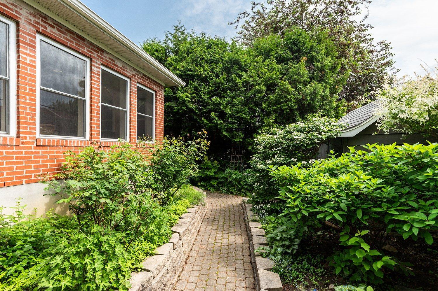 









980


Rue Poirier

,
Montréal (Saint-Laurent),




QC
H4L1G3

