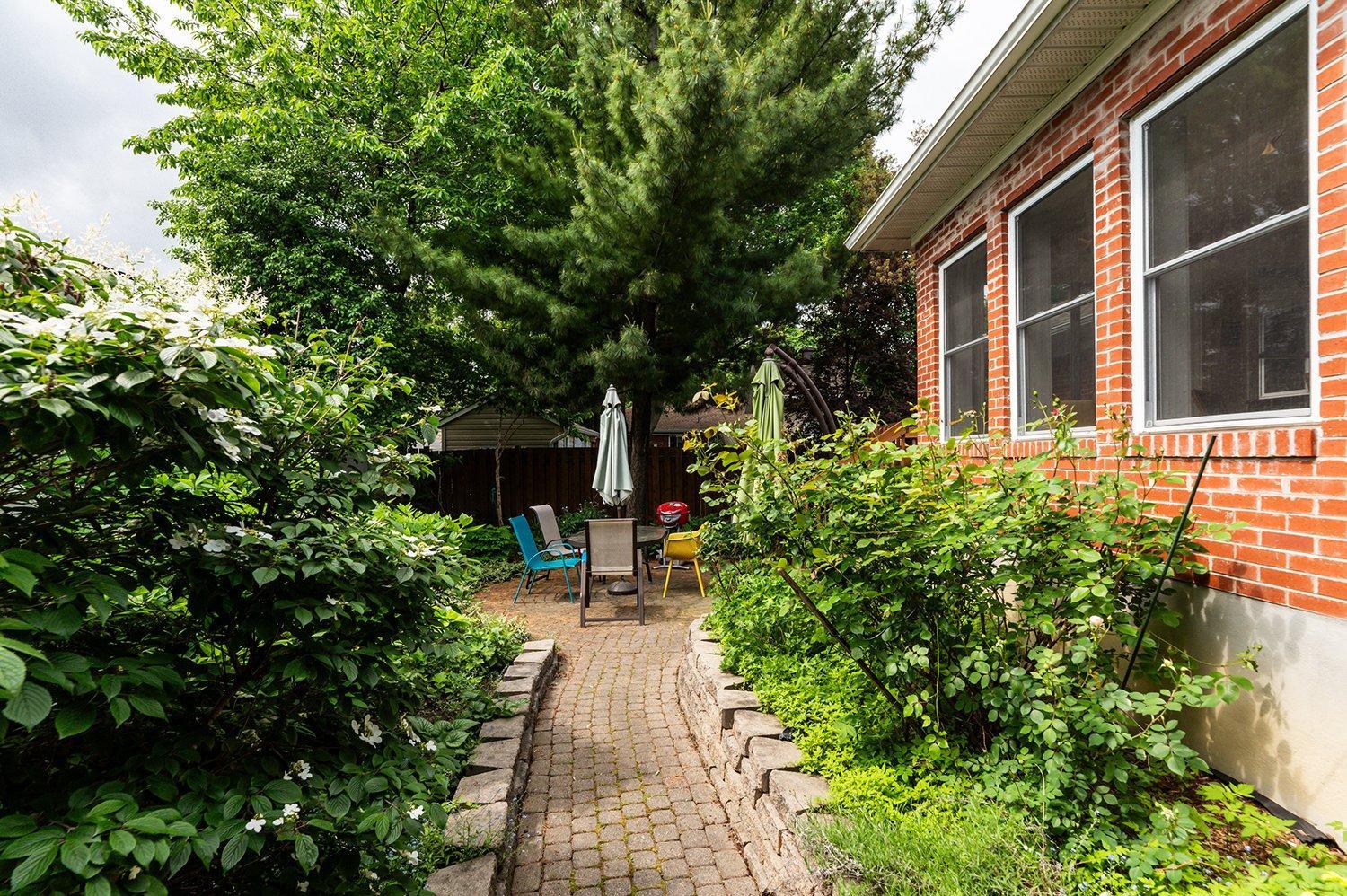 









980


Rue Poirier

,
Montréal (Saint-Laurent),




QC
H4L1G3


