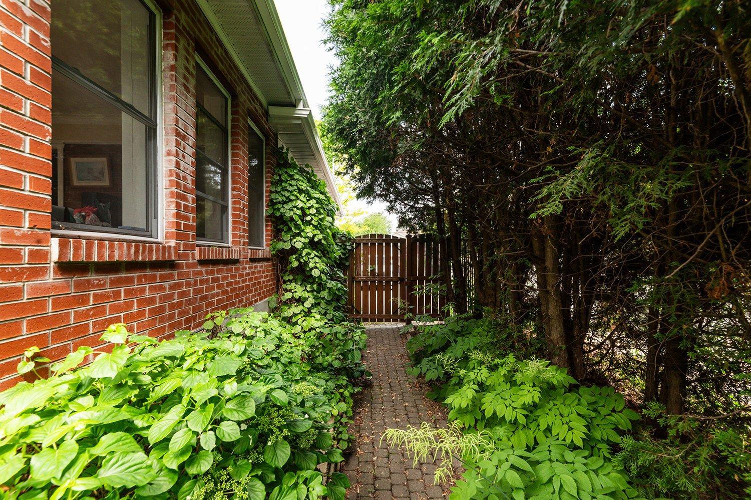 









980


Rue Poirier

,
Montréal (Saint-Laurent),




QC
H4L1G3

