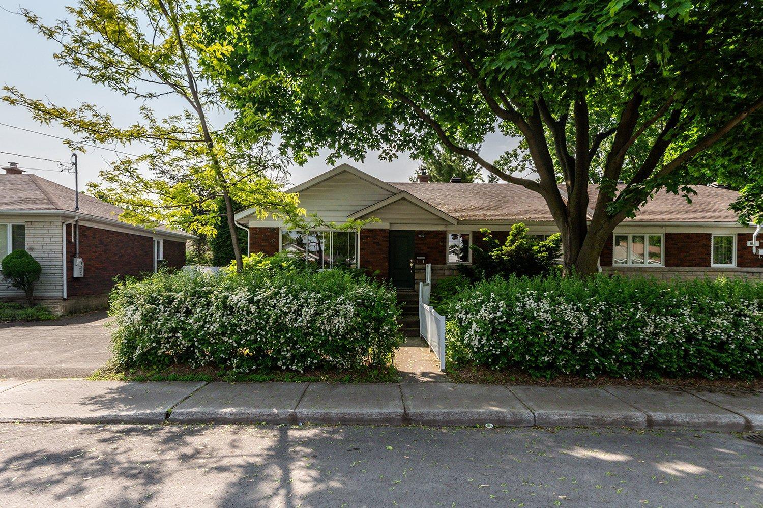 









980


Rue Poirier

,
Montréal (Saint-Laurent),




QC
H4L1G3

