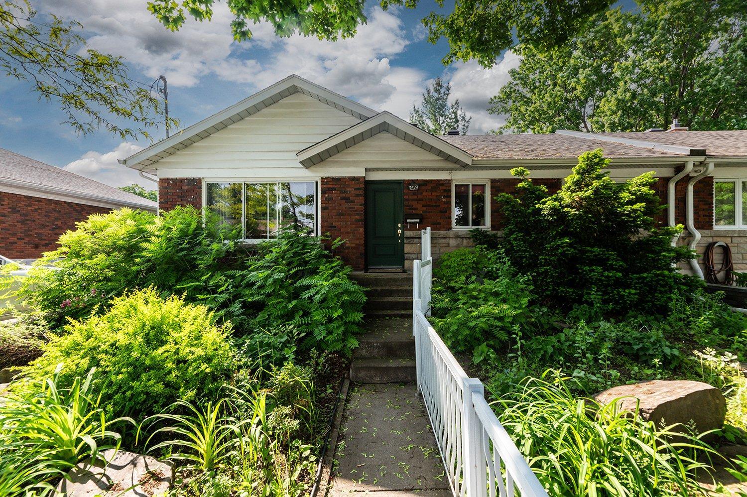 









980


Rue Poirier

,
Montréal (Saint-Laurent),




QC
H4L1G3

