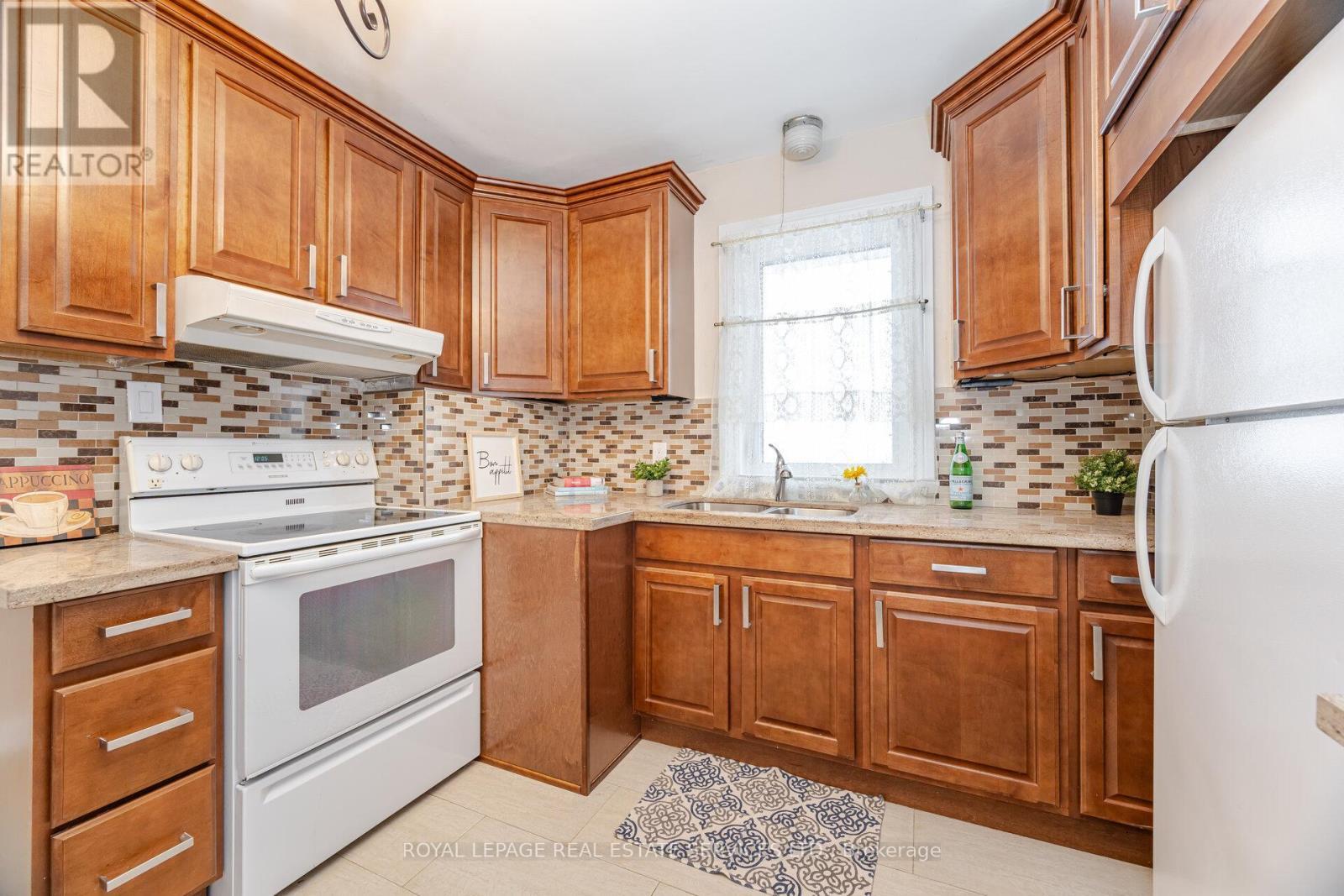












46 CARDIGAN ROAD

,
Toronto,




Ontario
M8Z2W2

