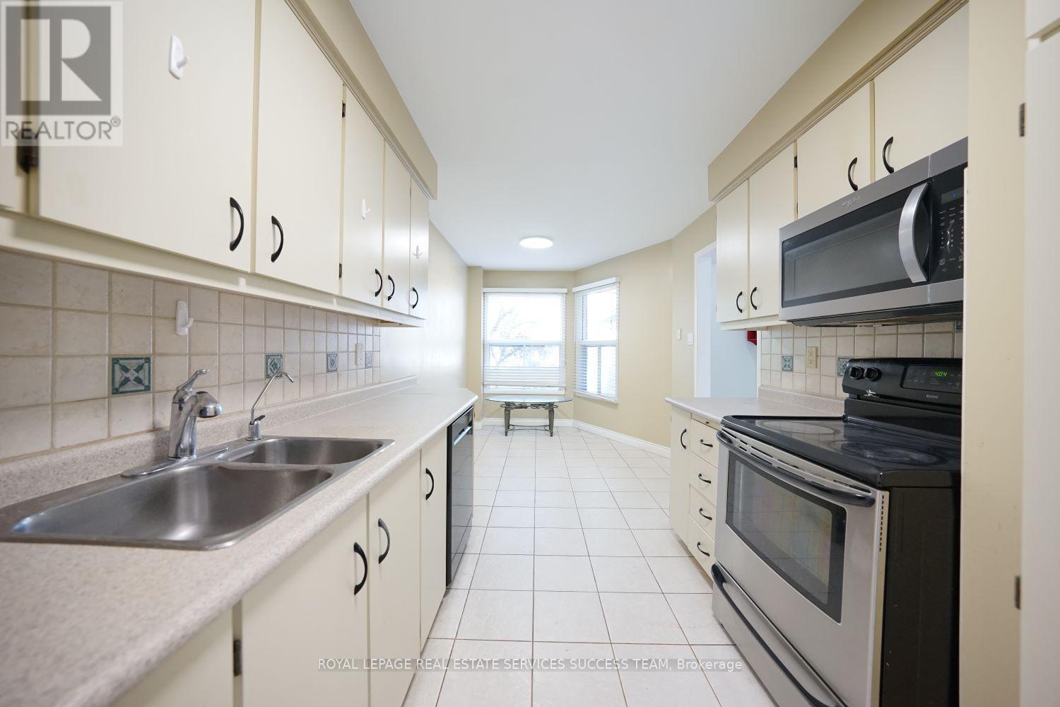 












1110 EDGEHILL PLACE

,
Oakville,




Ontario
L6M2E6

