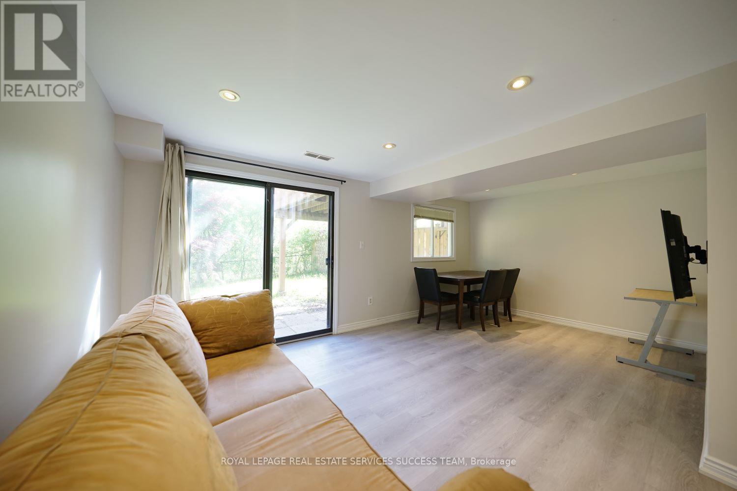 












1110 EDGEHILL PLACE

,
Oakville,




Ontario
L6M2E6

