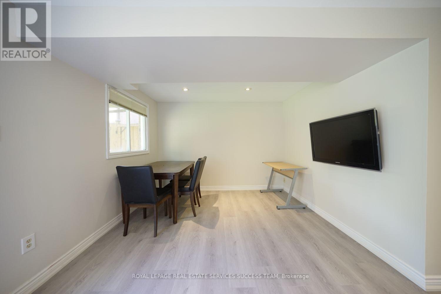 












1110 EDGEHILL PLACE

,
Oakville,




Ontario
L6M2E6

