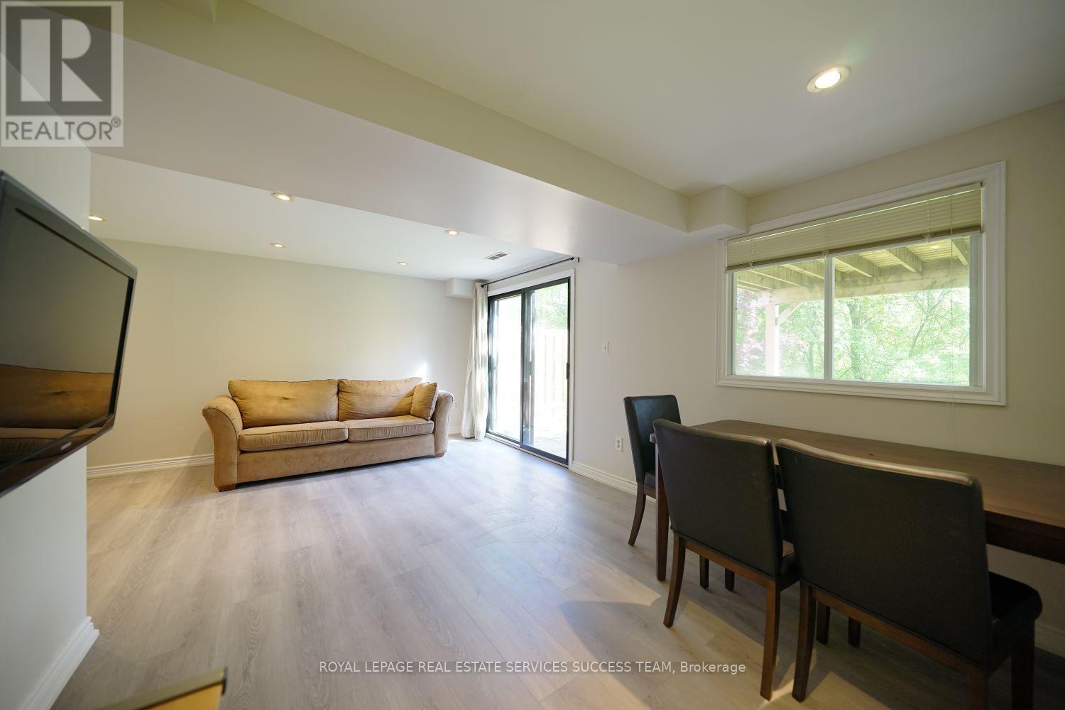 












1110 EDGEHILL PLACE

,
Oakville,




Ontario
L6M2E6

