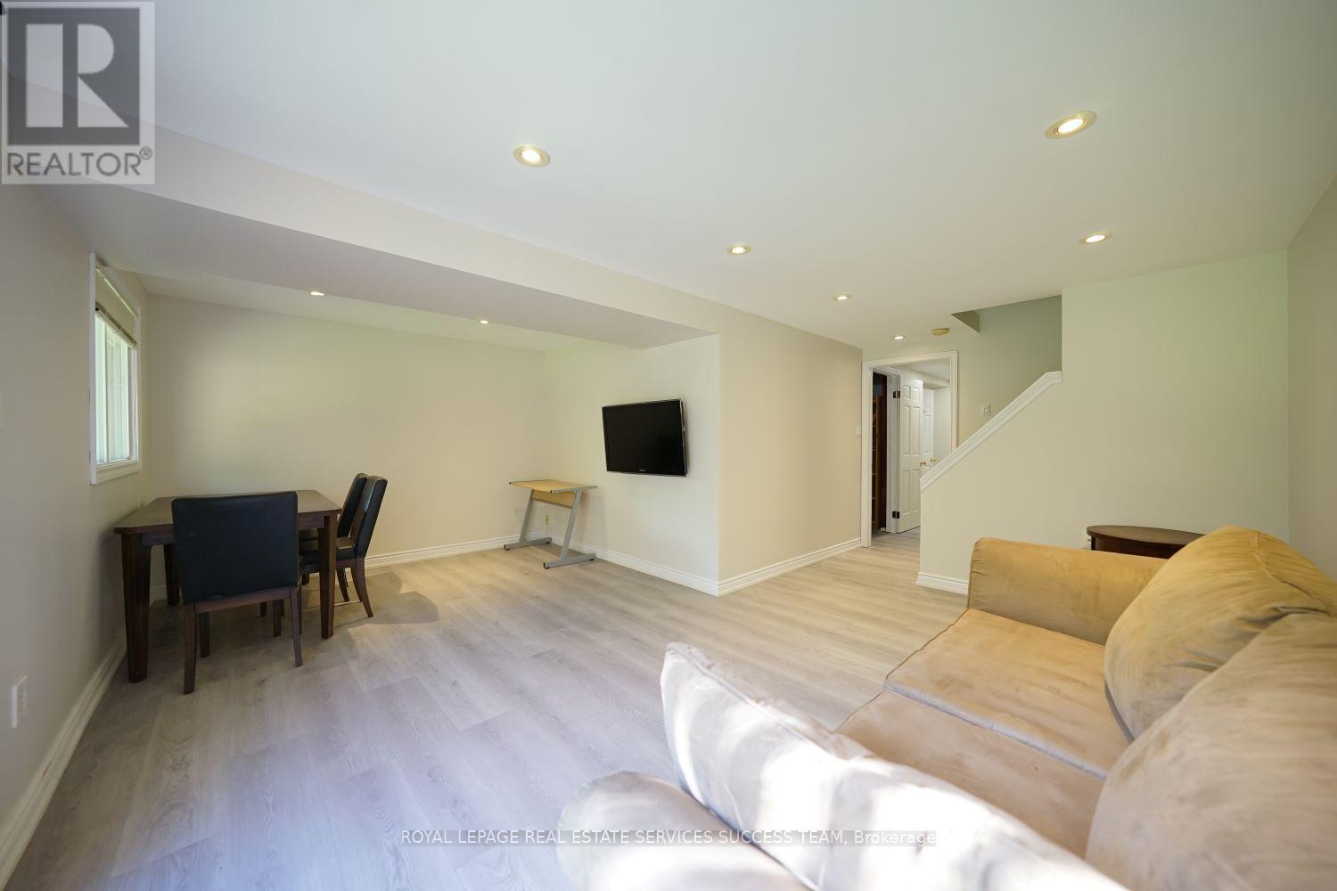 












1110 EDGEHILL PLACE

,
Oakville,




Ontario
L6M2E6


