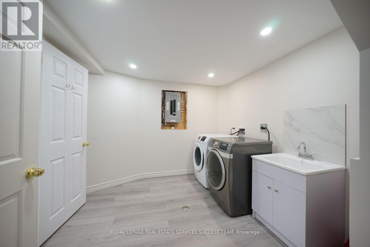 












1110 EDGEHILL PLACE

,
Oakville,




Ontario
L6M2E6


